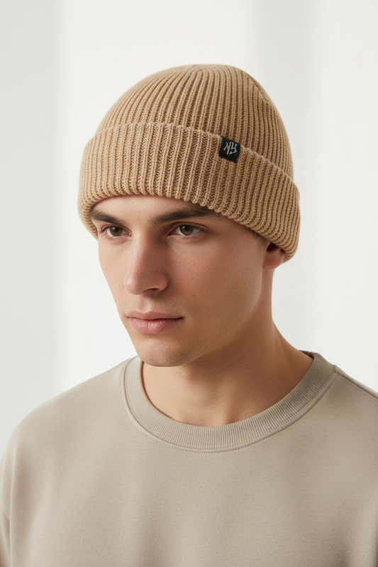 Modelo con gorro beige NY