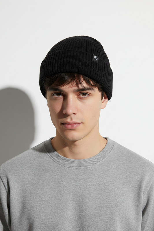Modelo con gorro negro NY